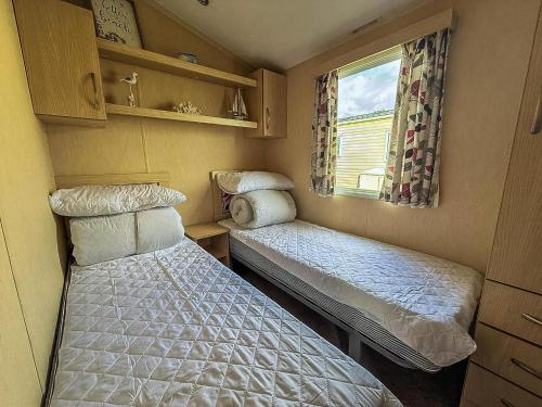 Ένα ή περισσότερα κρεβάτια σε δωμάτιο στο Lovely Caravan At Broadland Sands Holiday Park Nearby Lowestoft Ref 20011Bs