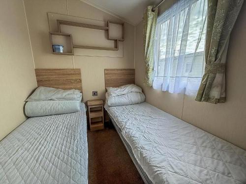 Postel nebo postele na pokoji v ubytování Lovely 8 Berth Caravan At Broadland Sands Holiday Park In Suffolk Ref 20016Bs