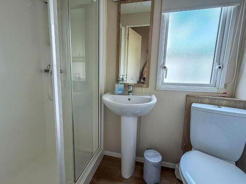 Koupelna v ubytování Lovely 8 Berth Caravan At Broadland Sands Holiday Park In Suffolk Ref 20016Bs