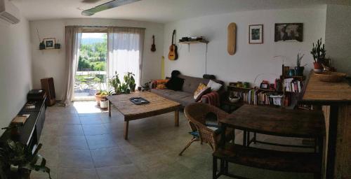 un salon avec un canapé et une table dans l'établissement Charmante maison de vacances en Luberon, à Beaumettes