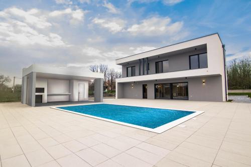 Πισίνα στο ή κοντά στο Holiday Home Oasis for You with Heated Pool