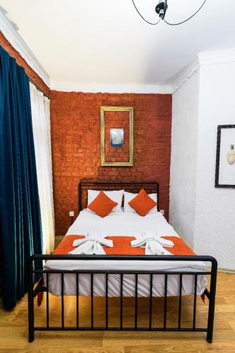 a bedroom with a bed in a room at 1826 Heritage Rooms in Taksim