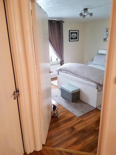 a bedroom with a bed and a window at 1 Bedroom luxury Flat Close to town center in Northampton