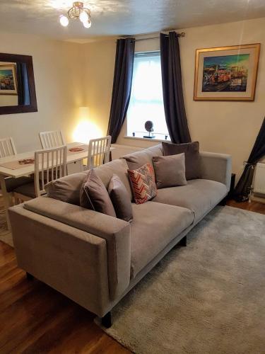 a living room with a couch and a table at 1 Bedroom luxury Flat Close to town center in Northampton