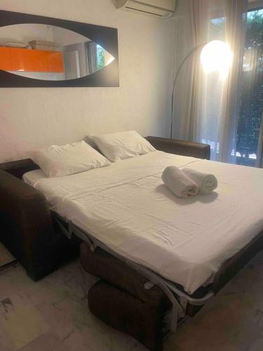 un lit avec deux oreillers dessus dans une chambre dans l'établissement Apartment Cannes Croisette near seaside, à Cannes