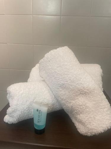 une pile de serviettes blanches et une tasse sur une table dans l'établissement Apartment Cannes Croisette near seaside, à Cannes