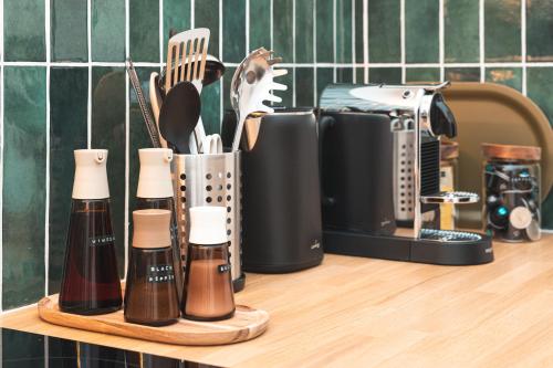 - un comptoir de cuisine avec des ustensiles et un grille-pain dans l'établissement Mini Loft Buttes Chaumont, à Paris