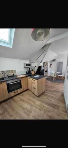 une cuisine avec des armoires en bois et un comptoir dans l'établissement AU COEUR De LA CITE MÉDIÉVALE, à Chinon