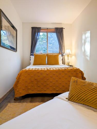 Кровать или кровати в номере Quirky Farm Stay at Flower Beds Farm - Hot Tub