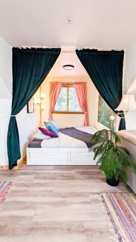 Кровать или кровати в номере Quirky Farm Stay at Flower Beds Farm - Hot Tub