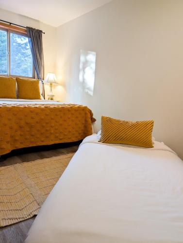 Кровать или кровати в номере Quirky Farm Stay at Flower Beds Farm - Hot Tub
