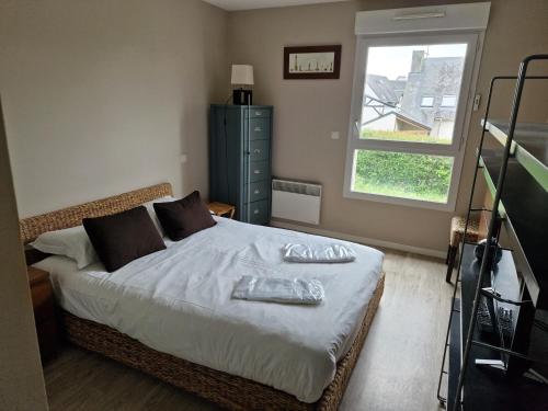 - une chambre avec un lit, une commode et une fenêtre dans l'établissement Mer et pins, à Saint-Philibert