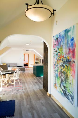 Гостиная зона в Quirky Farm Stay at Flower Beds Farm - Hot Tub