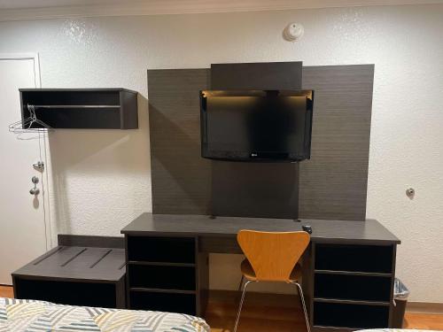 Dapur atau dapur kecil di Motel 6 Sacramento, Ca - Downtown