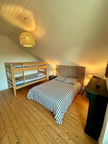 une chambre avec deux lits, une table et une lampe dans l'établissement Maison de ville - 6 personnes - proche plage, à Saint-Pair-sur-Mer