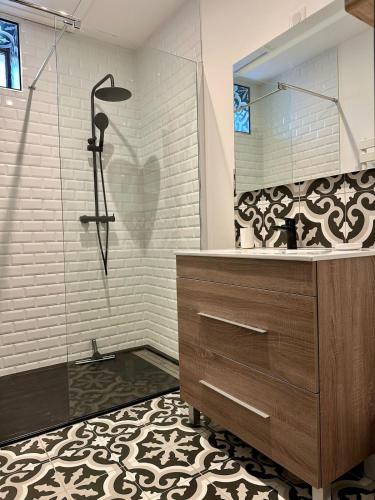 La salle de bains est pourvue d'une douche et d'une commode en bois. dans l'établissement Maison de ville - 6 personnes - proche plage, à Saint-Pair-sur-Mer