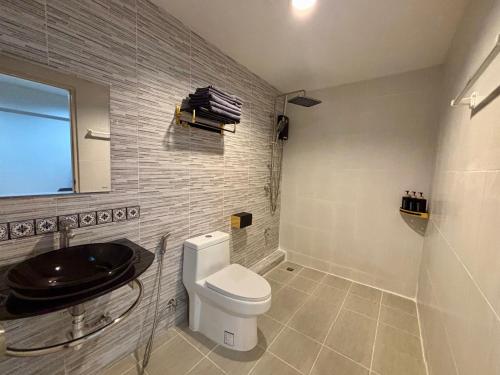 a bathroom with a toilet and a sink at โรงพักบางระมาด by ModiCoff Café in Sathani Ban Chim Phali