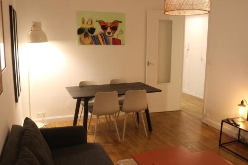 un salon avec une table et des chaises de salle à manger dans l'établissement Charmant et Cosy T2, Hyper-centre, Parking privé, à Lorient