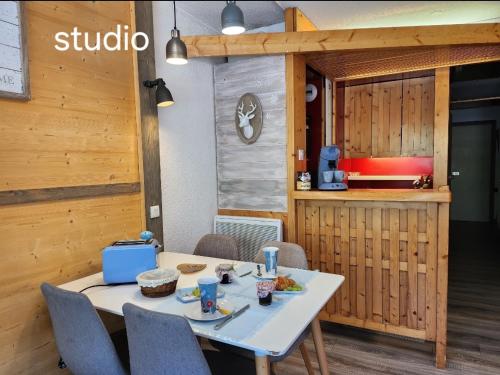 Imagine din galeria proprietății Arc 2000 - appartement ou studio avec balcon et vue în Arc 2000