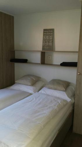 two beds sitting next to each other in a bedroom at florence 1 nr 52 in Serooskerke