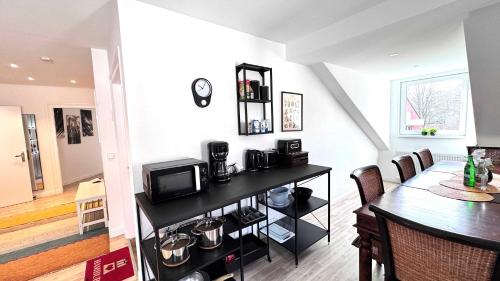 a kitchen and dining room with a table and a microwave at Loft Hof Hamburg Central near UKE NDR ZOO in Hamburg