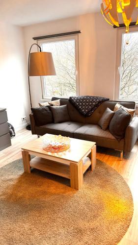 a living room with a couch and a coffee table at Loft Hof Hamburg Central near UKE NDR ZOO in Hamburg