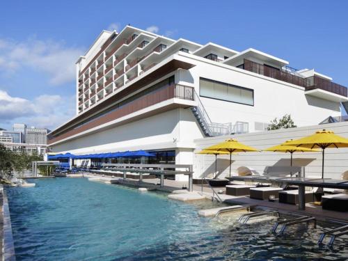 um hotel com piscina em frente a um edifício em Kobe Minato Onsen Ren em Kobe
