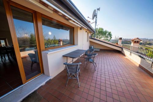 Imagen de la galería de Casa Ghirlanda con Piscina e Campo da Tennis, en Lazise