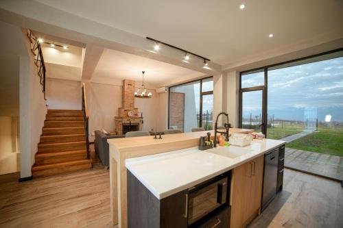 Kuchyň nebo kuchyňský kout v ubytování Luxury Villas in Alazani Valley Residence
