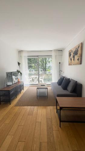 un salon avec un canapé et une table dans l'établissement Cosy two bedroom apartment near the Eiffel Tower, à Paris