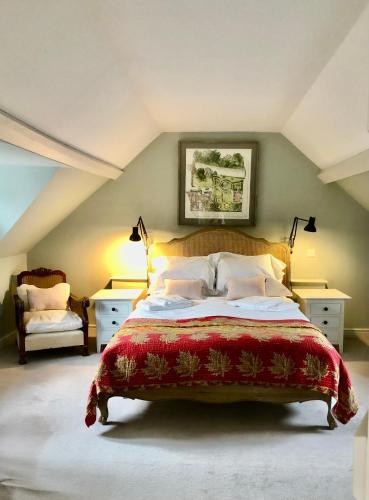 a bedroom with a large bed in a attic at The Cricketers House in Marlborough