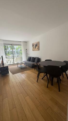 un salon avec une table et un canapé dans l'établissement Cosy two bedroom apartment near the Eiffel Tower, à Paris