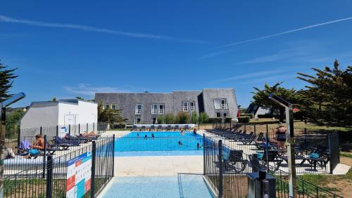 Bazén v ubytovaní Maisonnette de vacances au bord de l'eau alebo v jeho blízkosti