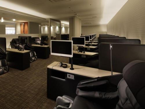 an office with a row of desks and chairs at Kobe Minato Onsen Ren in Kobe