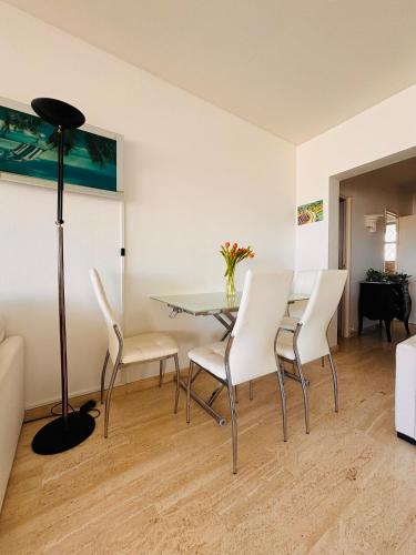 une salle à manger avec une table et des chaises dans l'établissement Marina Baie des Anges - Studio - Villeneuve-Loubet, à Villeneuve-Loubet