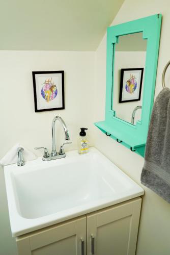 Фотография из галереи Quirky Farm Stay at Flower Beds Farm - Hot Tub в городе Кваликум-Бич