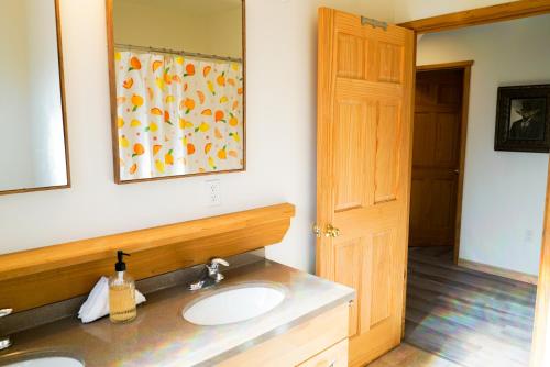 Ванная комната в Quirky Farm Stay at Flower Beds Farm - Hot Tub
