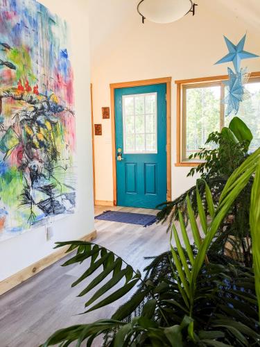Фотография из галереи Quirky Farm Stay at Flower Beds Farm - Hot Tub в городе Кваликум-Бич