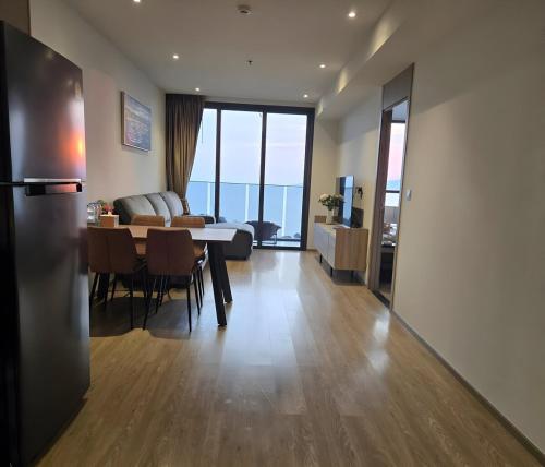 Μια τηλεόραση ή/και κέντρο ψυχαγωγίας στο Luxury 80sqm Beachfront 2 BR Condo with Best Views