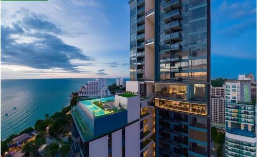 Πισίνα στο ή κοντά στο Luxury 80sqm Beachfront 2 BR Condo with Best Views