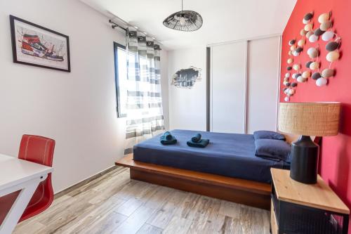 - une chambre avec un lit bleu et un mur rouge dans l'établissement Beautiful home for 2-8 people with a pool, à Roquefort-la-Bédoule