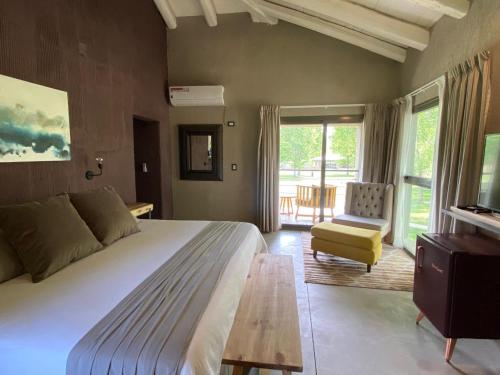 Villa SecaにあるCasa Septemのベッドルーム(大型ベッド1台、椅子付)