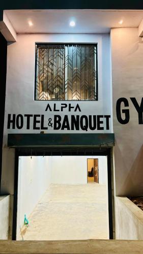 ein Schild für ein Hotel und ein Bankett in der Unterkunft Alpha Hotel and banquet in Rewa