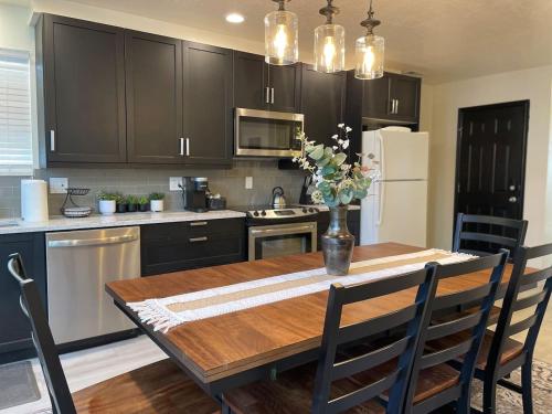 ソルトレイクシティにあるScholar's Loft - Near University of Utah!のキッチン(木製テーブル付)、キッチン(冷蔵庫付)