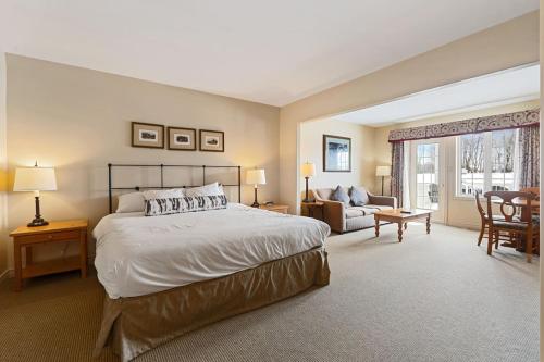 a large bedroom with a large bed and a couch at Peaceful Escape King Bed and Outdoor Activities in Edgar