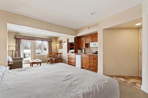 a bedroom with a large bed and a kitchen at Peaceful Escape King Bed and Outdoor Activities in Edgar