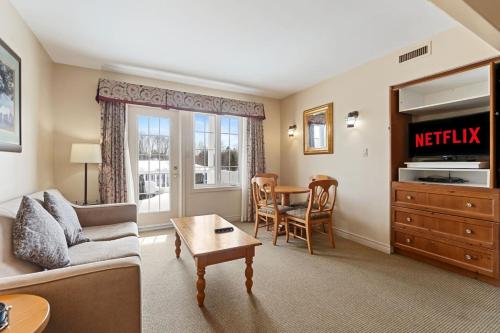 a living room with a couch and a table at Peaceful Escape King Bed and Outdoor Activities in Edgar