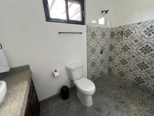 Ένα μπάνιο στο Forever Sunsets, Beachfront 3BR with Private Pool