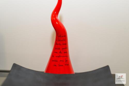 a red vase with writing on it on a wall at La casa di zia Maria in Pozzuoli