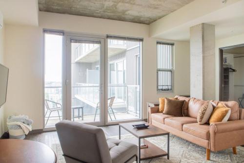 Posezení v ubytování Luxury East Side 1BR Apt Near Brady St with Balcony